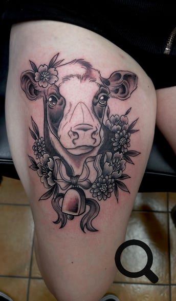 Kuh Tattoo mit Blumen