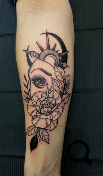 Frauen Gesicht mit Blumen Tattoo