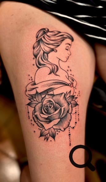 Frau mit Rosen Tattoo