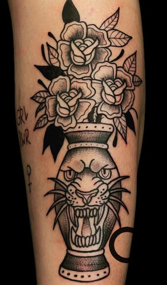 Vase Blumen Tattoo